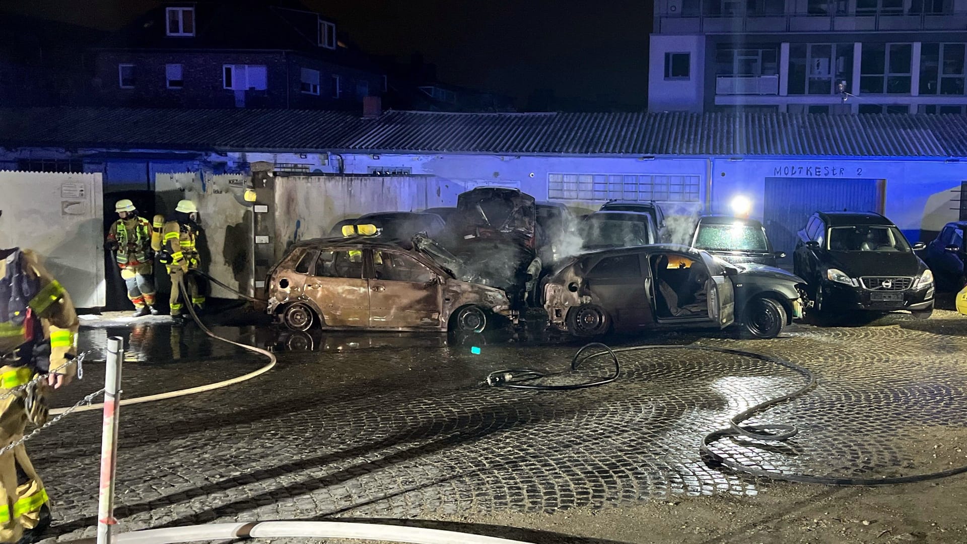 Ein KfZ-Handel an der Moltkestraße: Drei Fahrzeuge brannten hier vollständig aus.