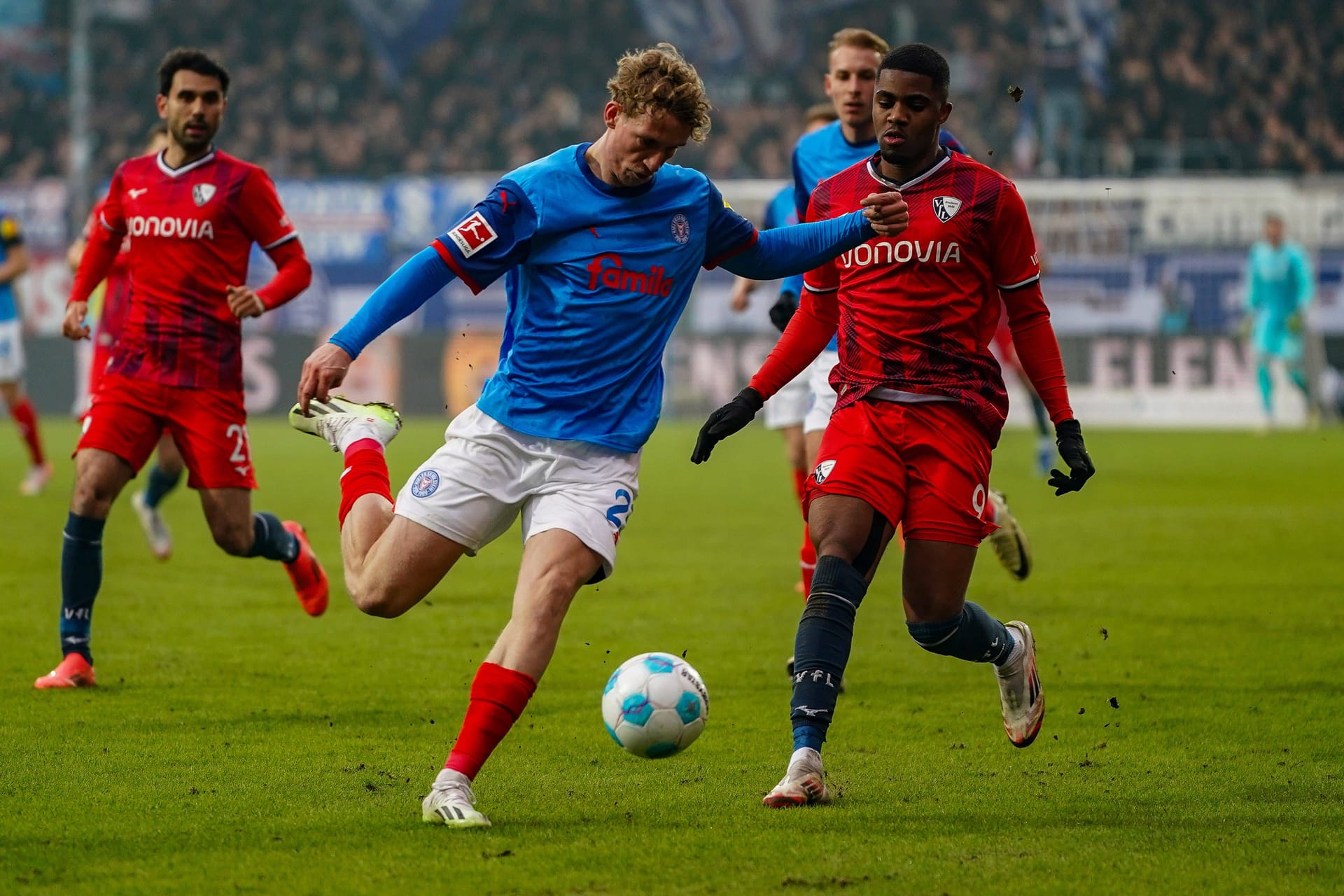 Lasse Rosenboom (l.) und Myron Boadu: Kiel und Bochum lieferten sich ein umkämpftes Duell.