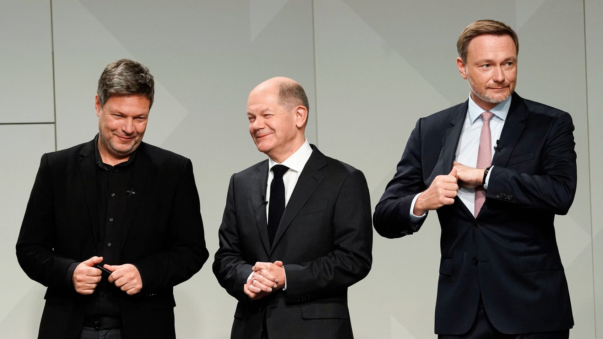 Robert Habeck (Grüne), Olaf Scholz (SPD) und Christian Lindner (FDP) im Jahr 2021: Das Bündnis ist 2024 krachend gescheitert.