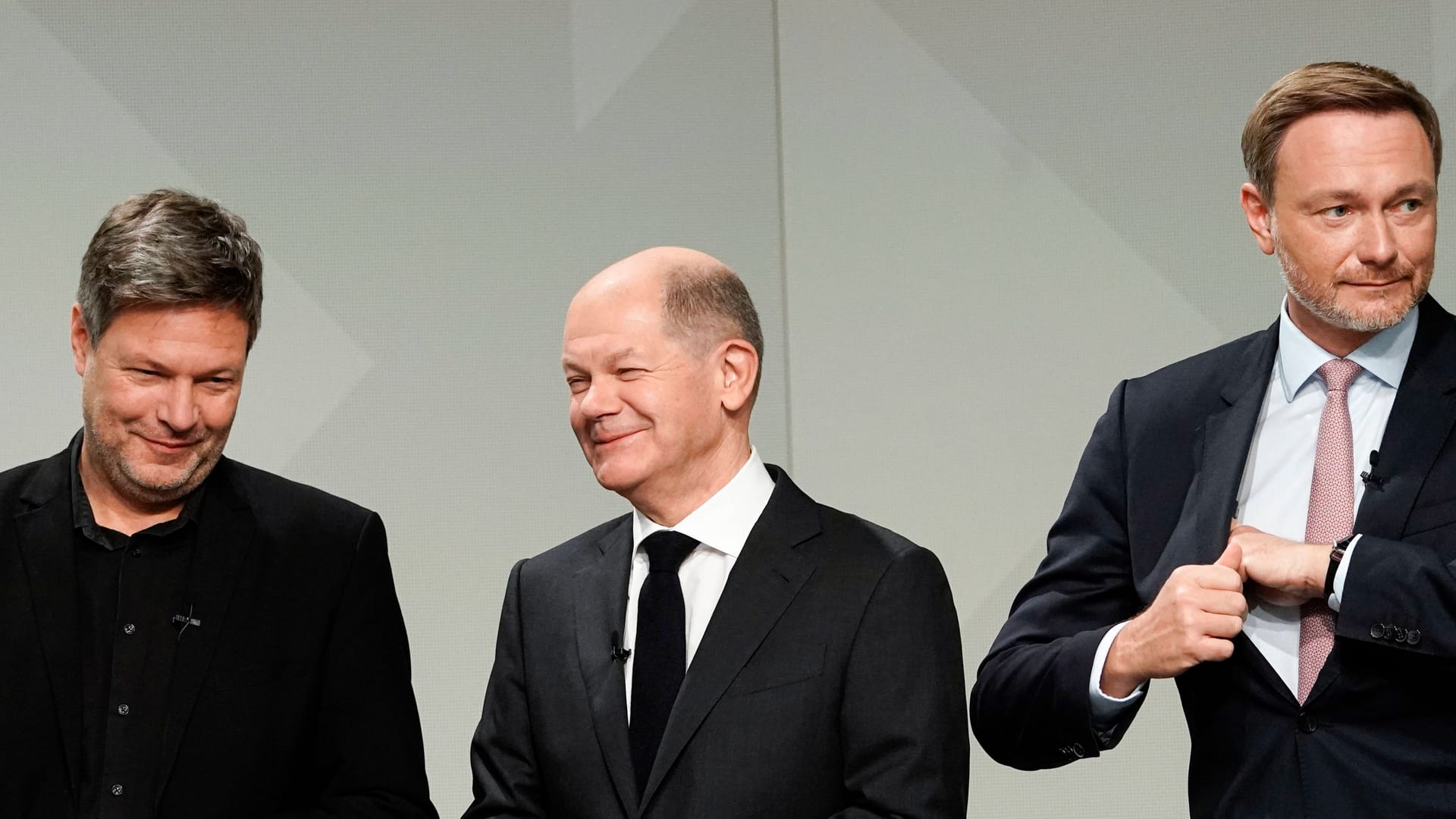 Robert Habeck (Grüne), Olaf Scholz (SPD) und Christian Lindner (FDP) im Jahr 2021: Das Bündnis ist 2024 krachend gescheitert.