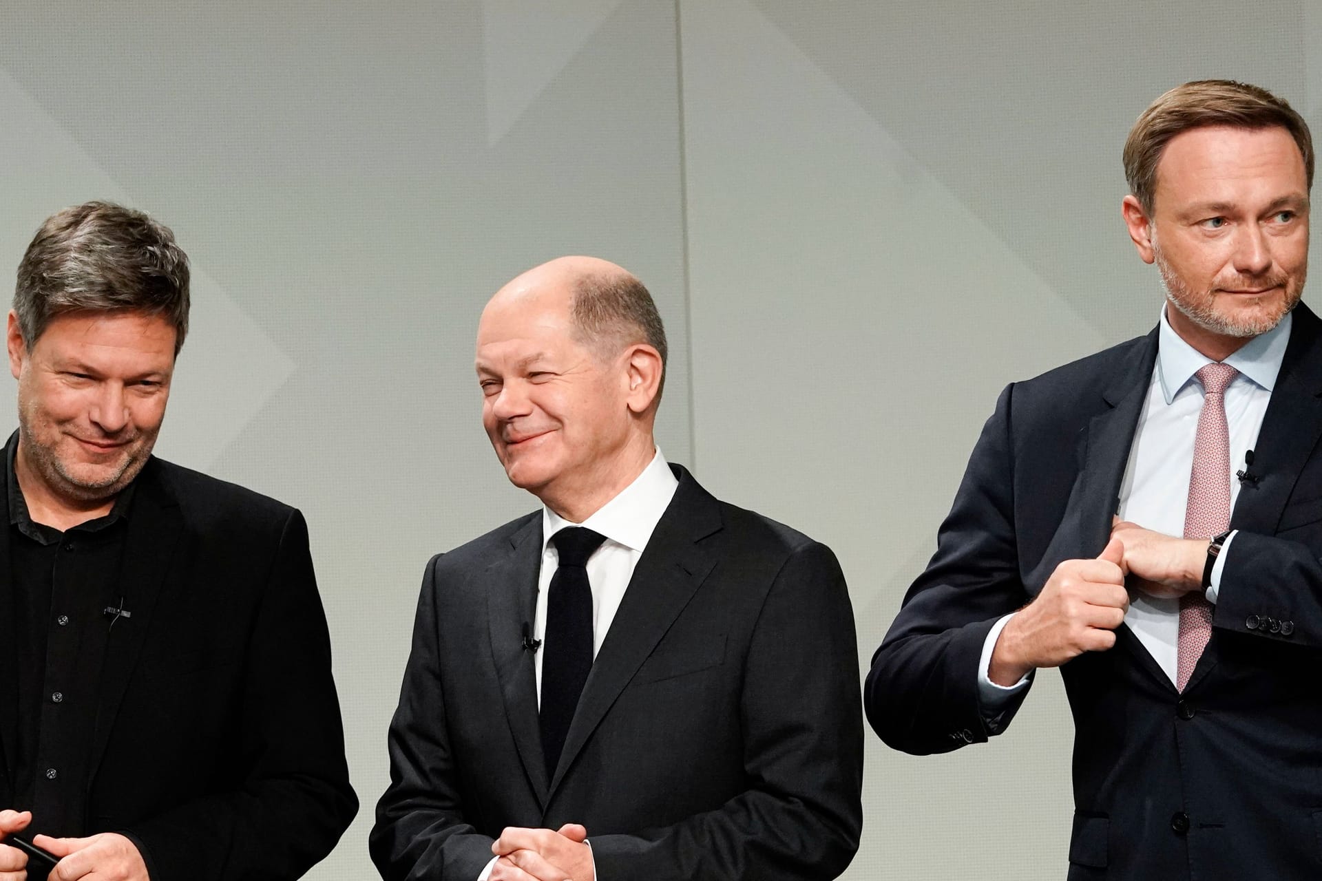 Robert Habeck (Grüne), Olaf Scholz (SPD) und Christian Lindner (FDP) im Jahr 2021: Das Bündnis ist 2024 krachend gescheitert.