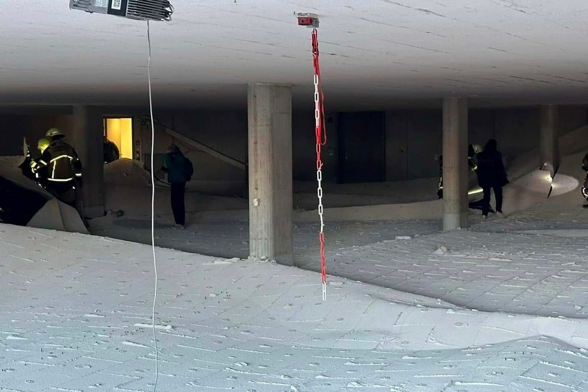 Einsatzkräfte sicherten am Mittwoch die Unfallstelle in der Realschule: Glücklicherweise befand sich zum Zeitpunkt des Einsturzes niemand in der Garage.