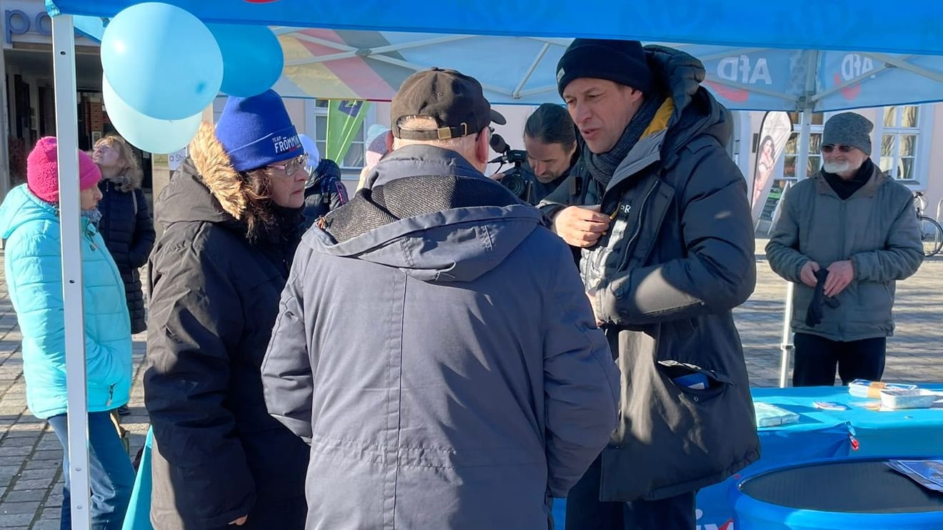 Wahlkampf der AfD: Kreisvorsitzende Gabriele Köhler und Direktkandidat Götz Frömming sprechen mit einem Bürger.