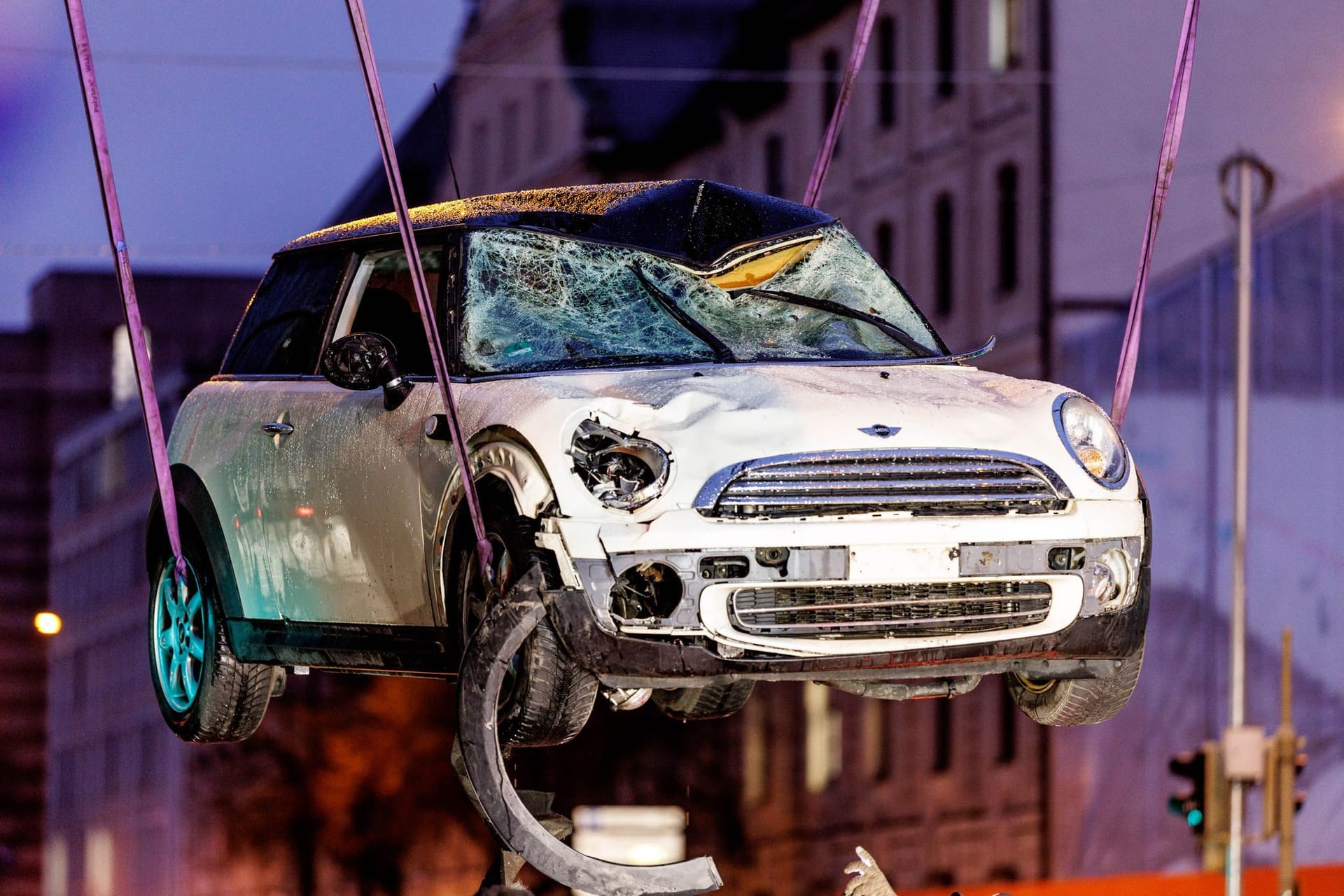 Das Auto, das dem Täter gehört: Die zerstörte Front verdeutlicht, mit welcher Wucht der Mini die Opfer getroffen haben muss.