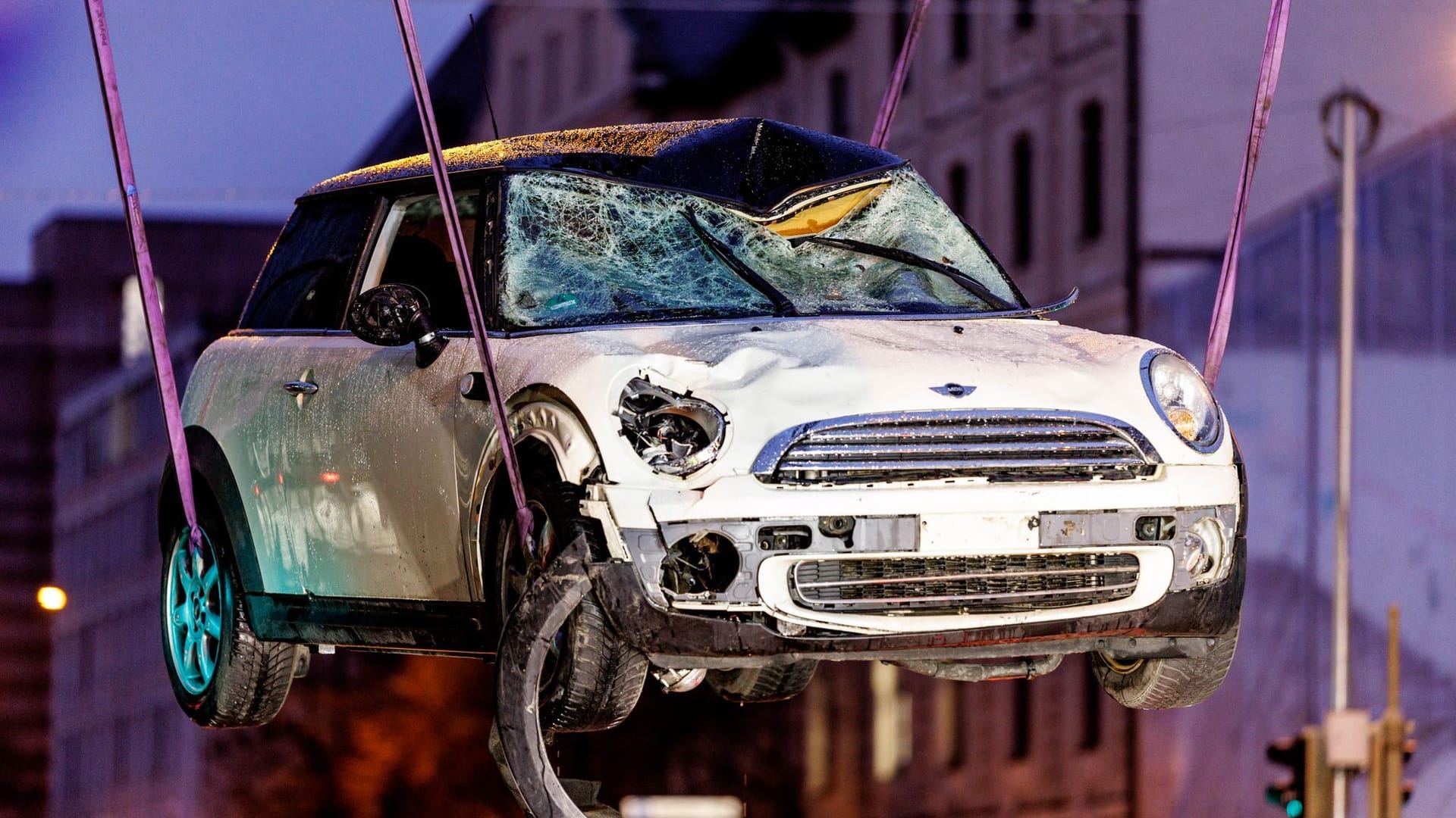 Das Auto, das dem Täter gehört: Die zerstörte Front verdeutlicht, mit welcher Wucht der Mini die Opfer getroffen haben muss.