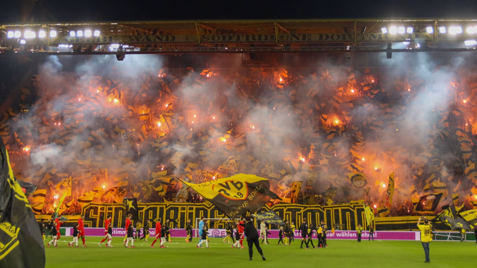 Die Dortmunder Südtribüne begrüßte die Spieler mit einer Choreografie.