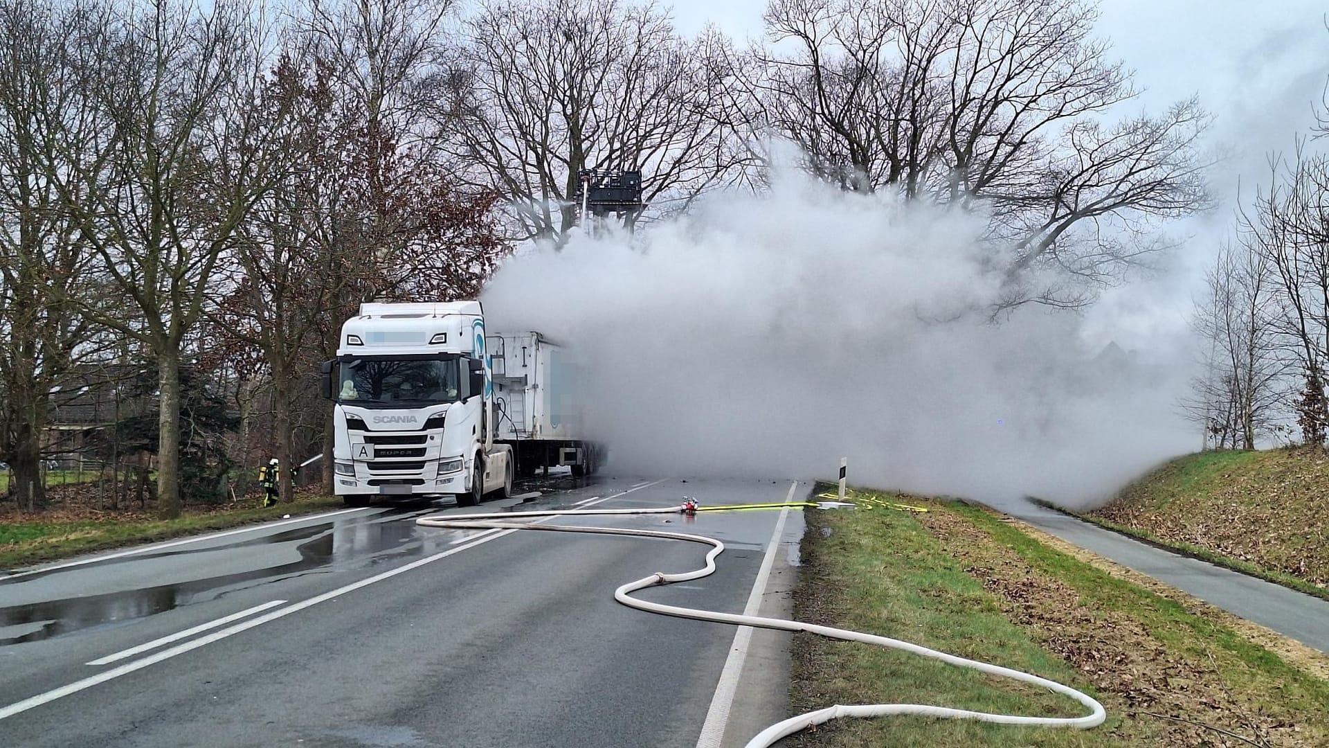 Der Brand löst eine massive Rauchentwicklung aus.