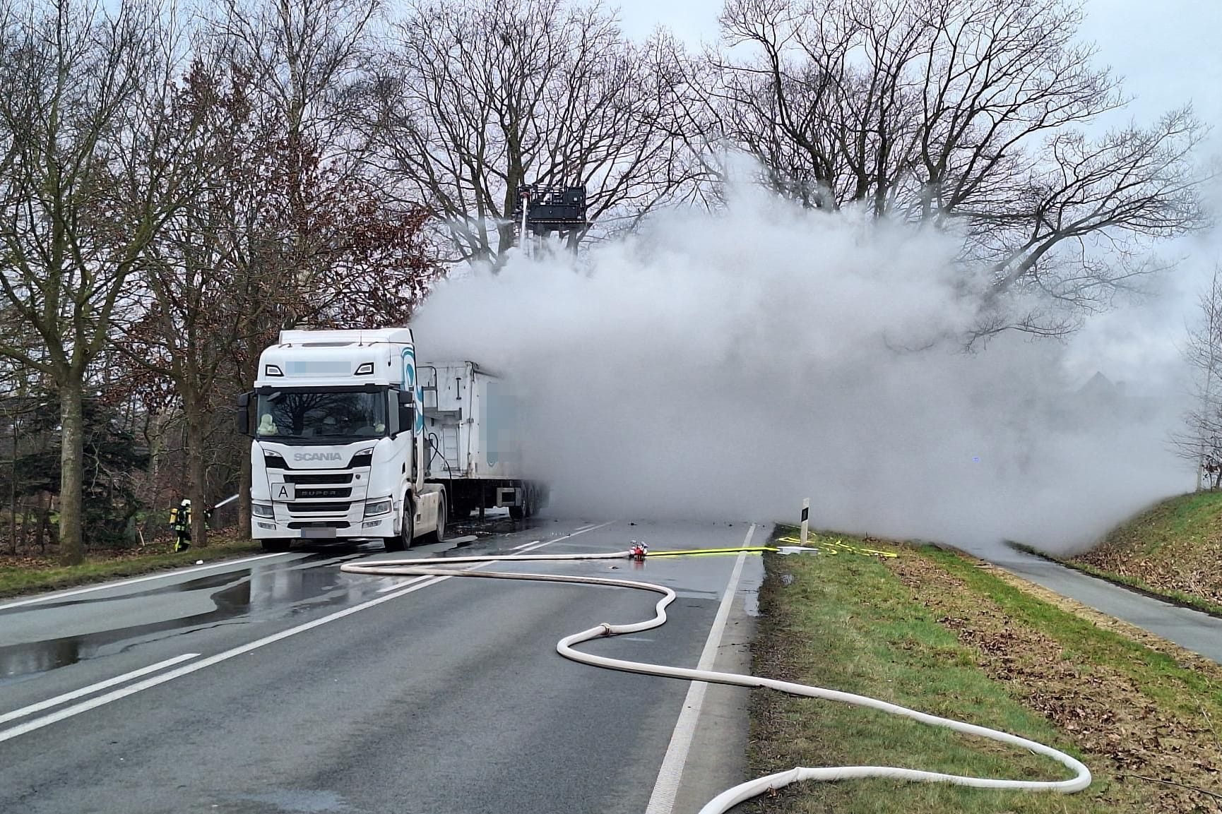 Der Brand löst eine massive Rauchentwicklung aus.