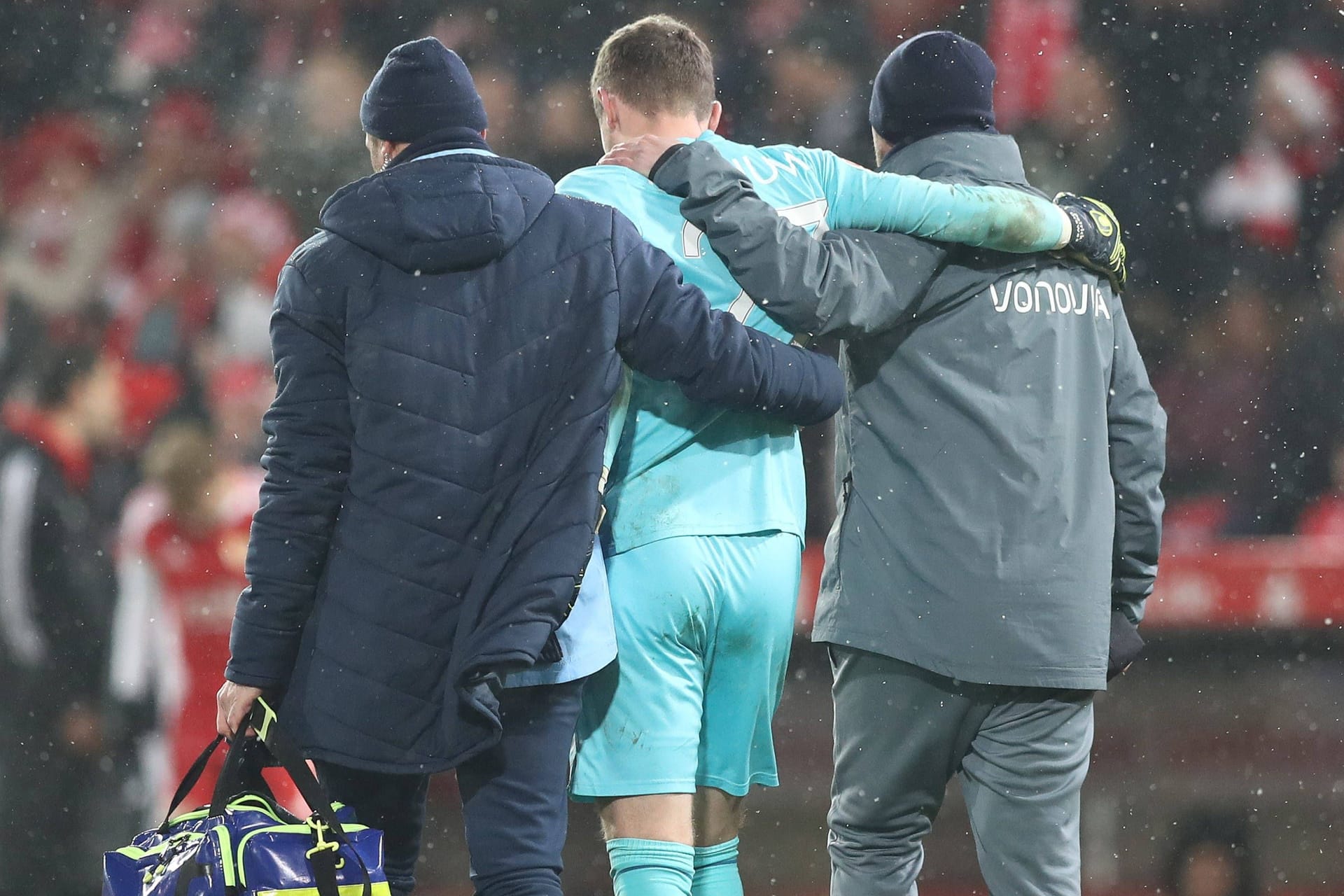 Patrick Drewes wird vom Platz gebracht (Archivbild): Der Torhüter des VfL Bochums wurde beim Spiel gegen Union Berlin von einem Feuerzeug am Kopf getroffen.