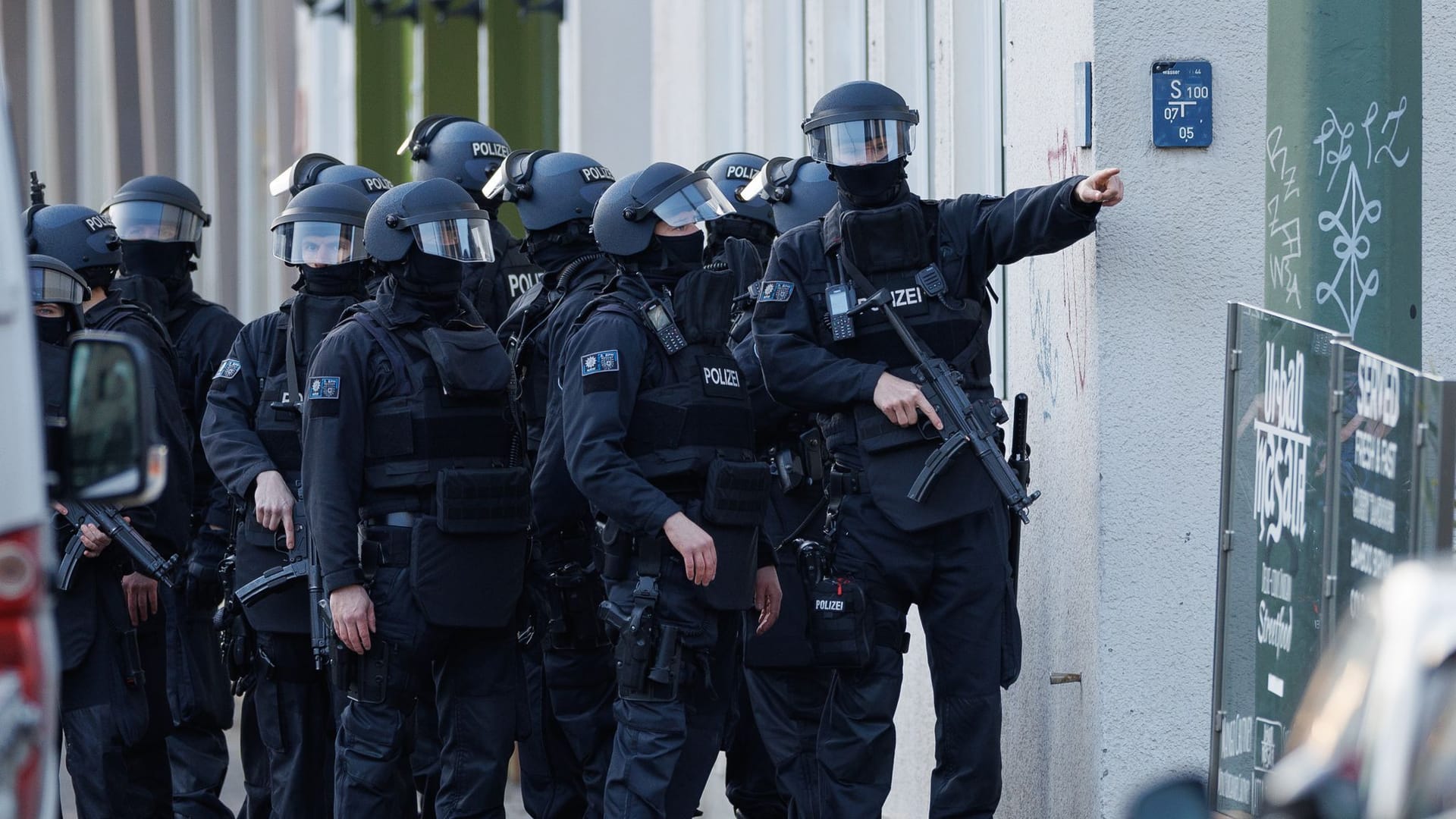 Schwerbewaffnete Einsatzkräfte der Polizei sichern eine Straße vor dem Landgericht in Bielefeld: Zwei mutmaßliche Täter wurden bereits festgenommen.