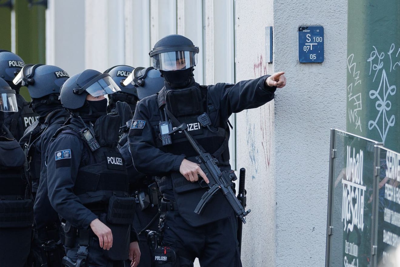 Schwerbewaffnete Einsatzkräfte der Polizei sichern eine Straße vor dem Landgericht in Bielefeld: Zwei mutmaßliche Täter wurden bereits festgenommen.