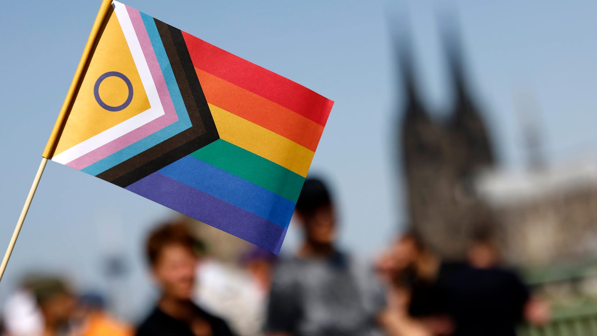 Eine Person hält eine Prideflagge hoch (Symbolbild): Für die Änderung des Geschlechtseintrags und des Vornamens ist nur noch eine Erklärung nötig.