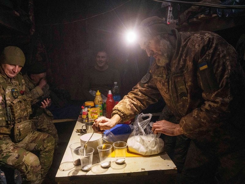 Ein ukrainischer Soldat der 26. Artilleriebrigade kocht Kaffee, nachdem er auf russische Stellungen an der Frontlinie in der Region Donezk geschossen hat.