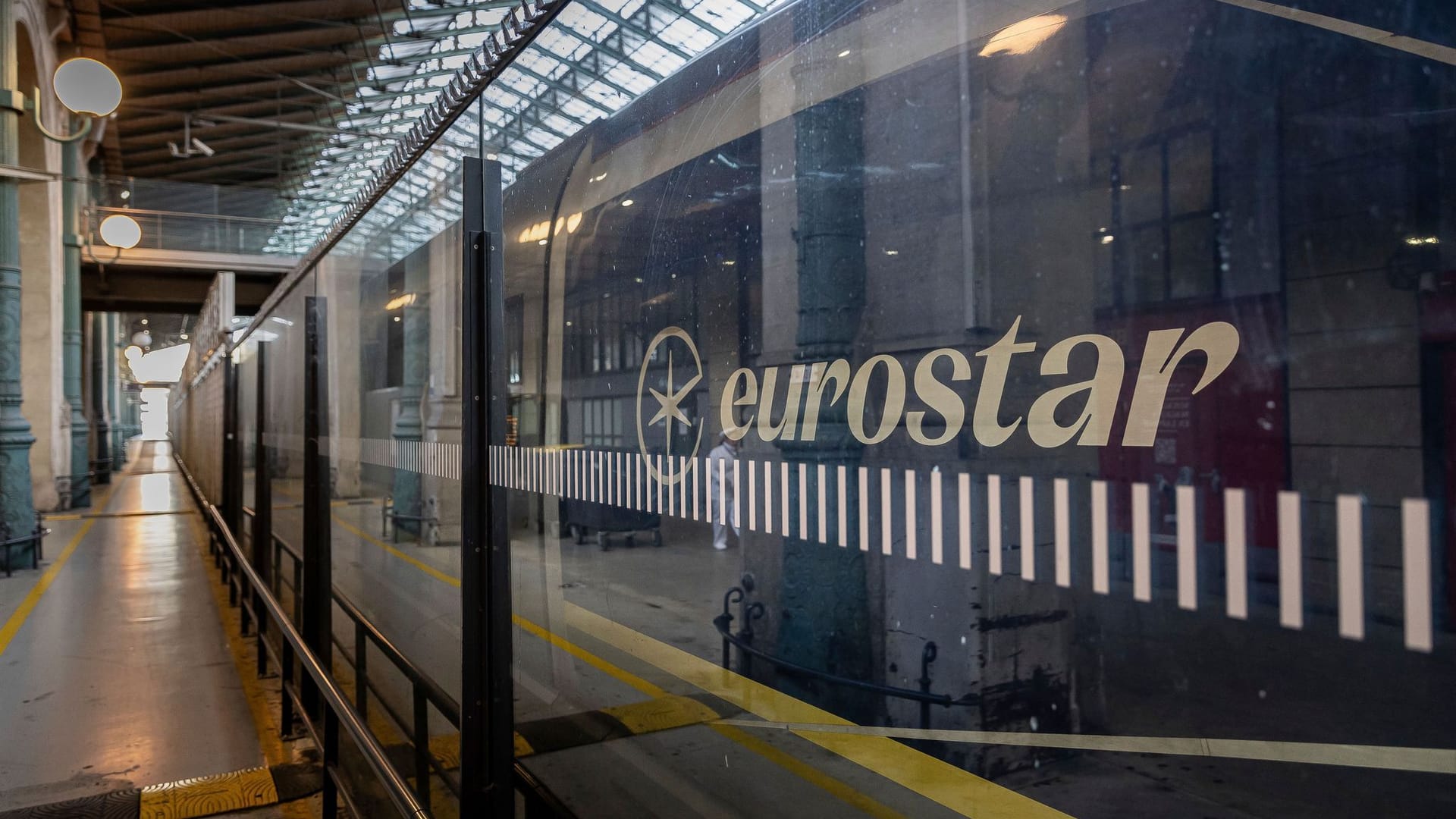 Das Logo eines Eurostar-Zugs am Bahnhof Gare du Nord.