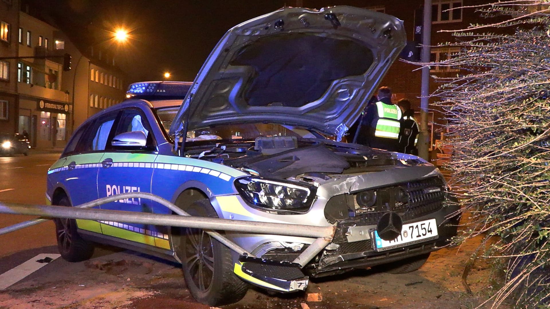 Zwei Polizisten verunglückten in Wilstorf im Einsatz. Verletzt wurde niemand.