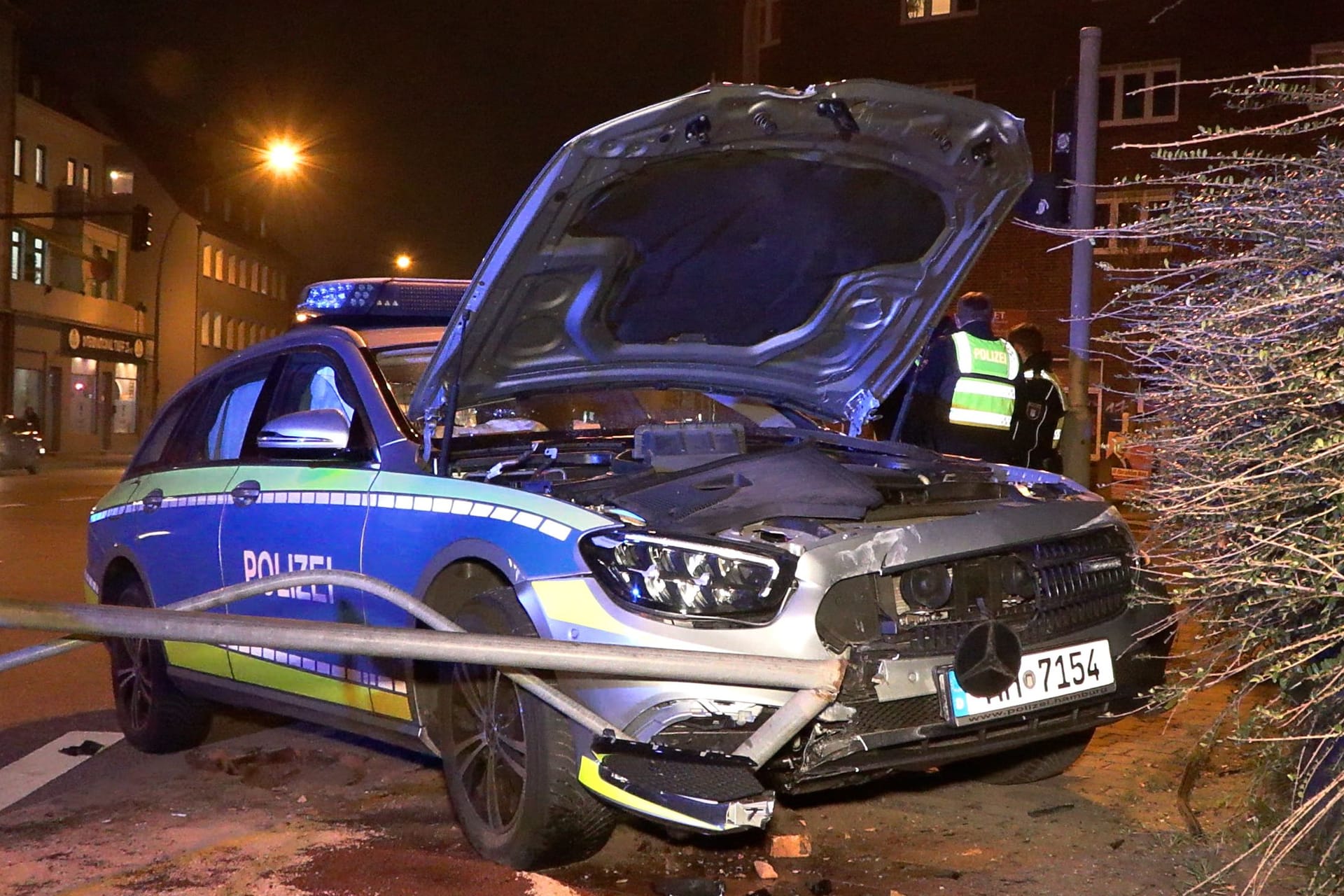 Zwei Polizisten verunglückten in Wilstorf im Einsatz. Verletzt wurde niemand.