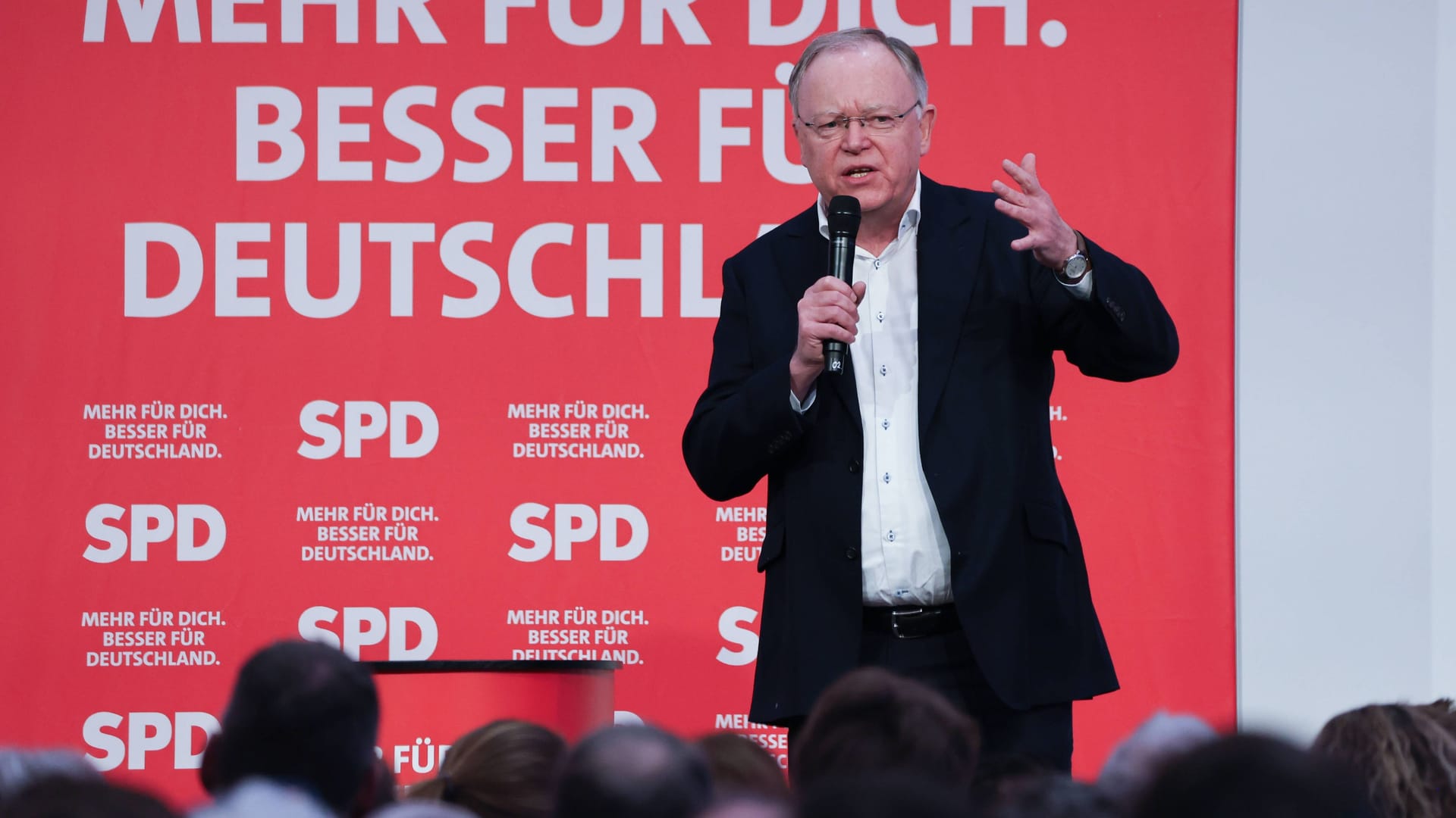 Stephan Weil auf einer Veranstaltung der SPD: Der Ministerpräsident Niedersachsens musste einen kleinen Umweg nehmen, um seine Stimme abzugeben.