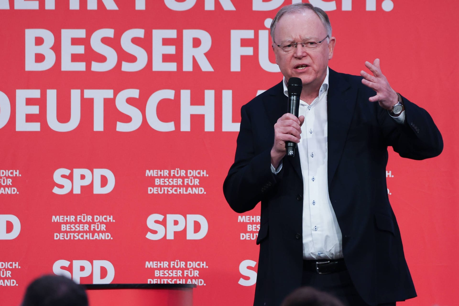 Stephan Weil auf einer Veranstaltung der SPD: Der Ministerpräsident Niedersachsens musste einen kleinen Umweg nehmen, um seine Stimme abzugeben.