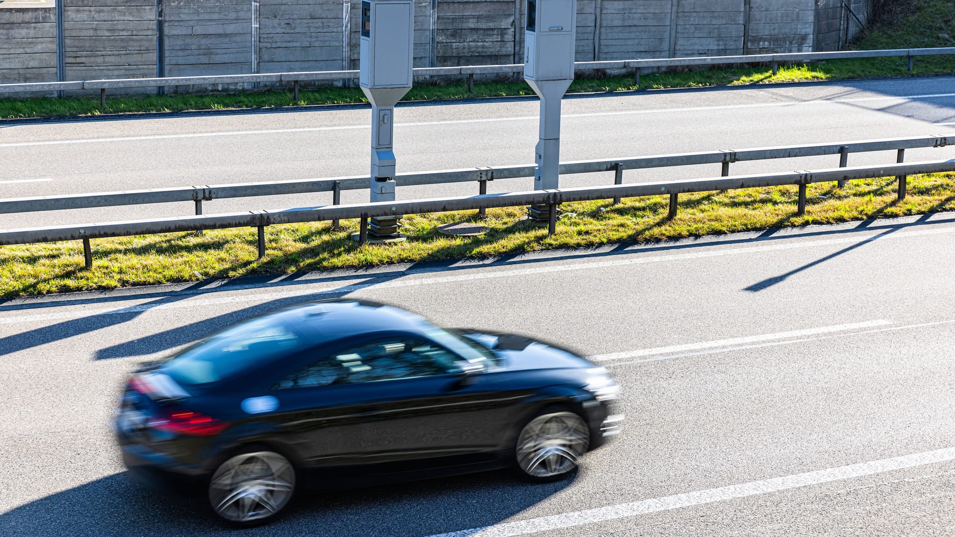 Auto fährt an einem stationären Blitzer vorbei (Symbolbild): Die Anlage an der A1 blitzt besonders häufig.