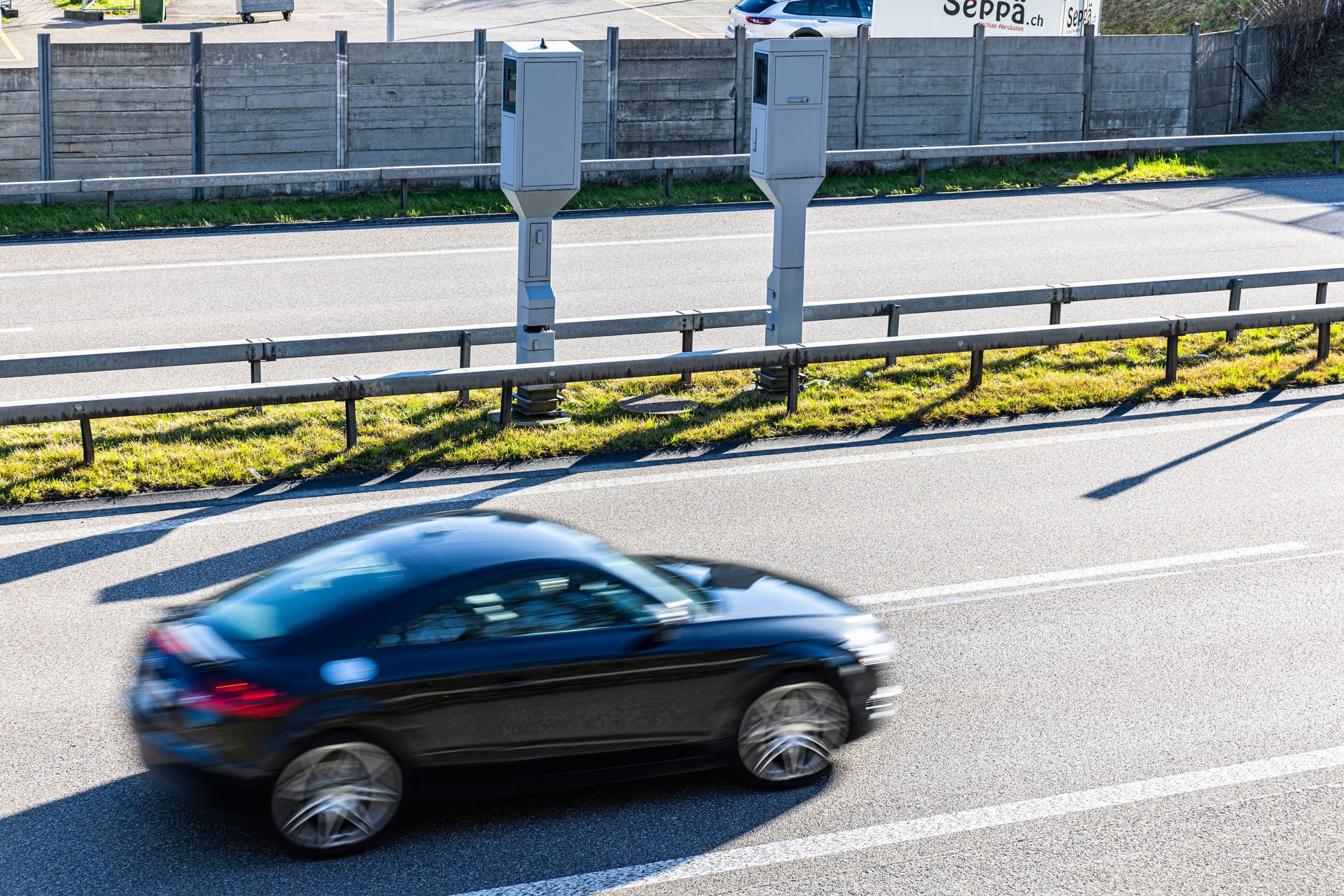 Auto fährt an einem stationären Blitzer vorbei (Symbolbild): Die Anlage an der A1 blitzt besonders häufig.