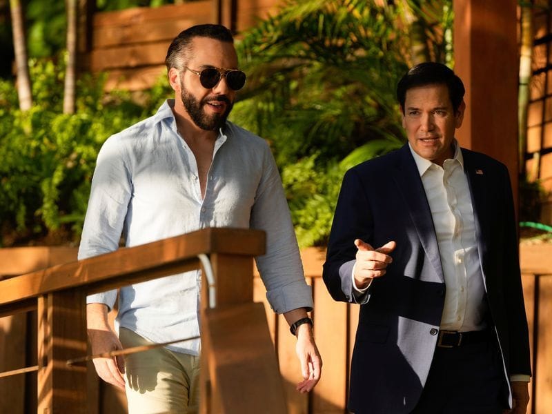 US-Außenminister Marco Rubio (r.) trifft sich mit El Salvadors Präsident Nayib Bukele in dessen Residenz am Coatepeque-See.