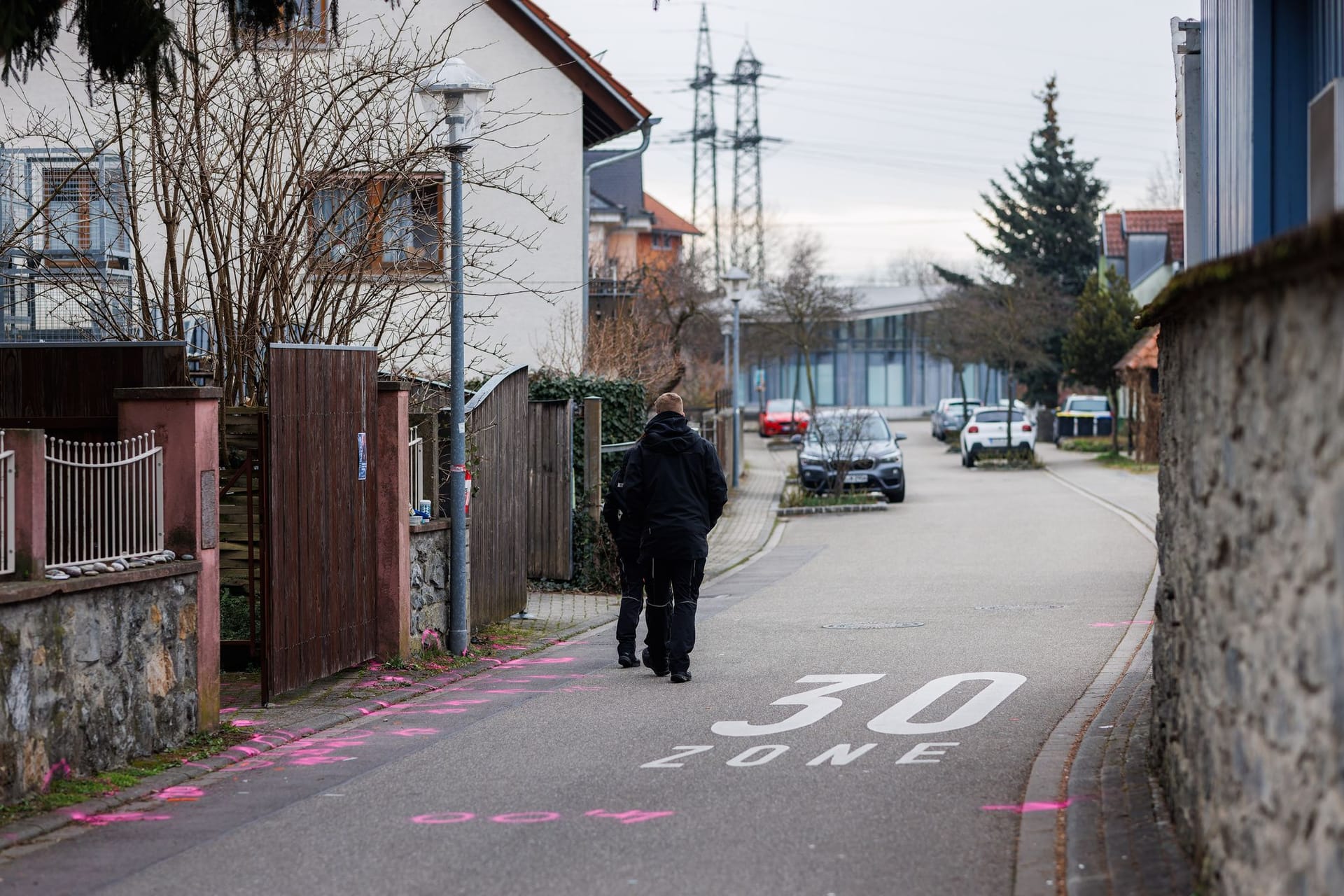 Mann bedroht Frau und Kind mit Waffe