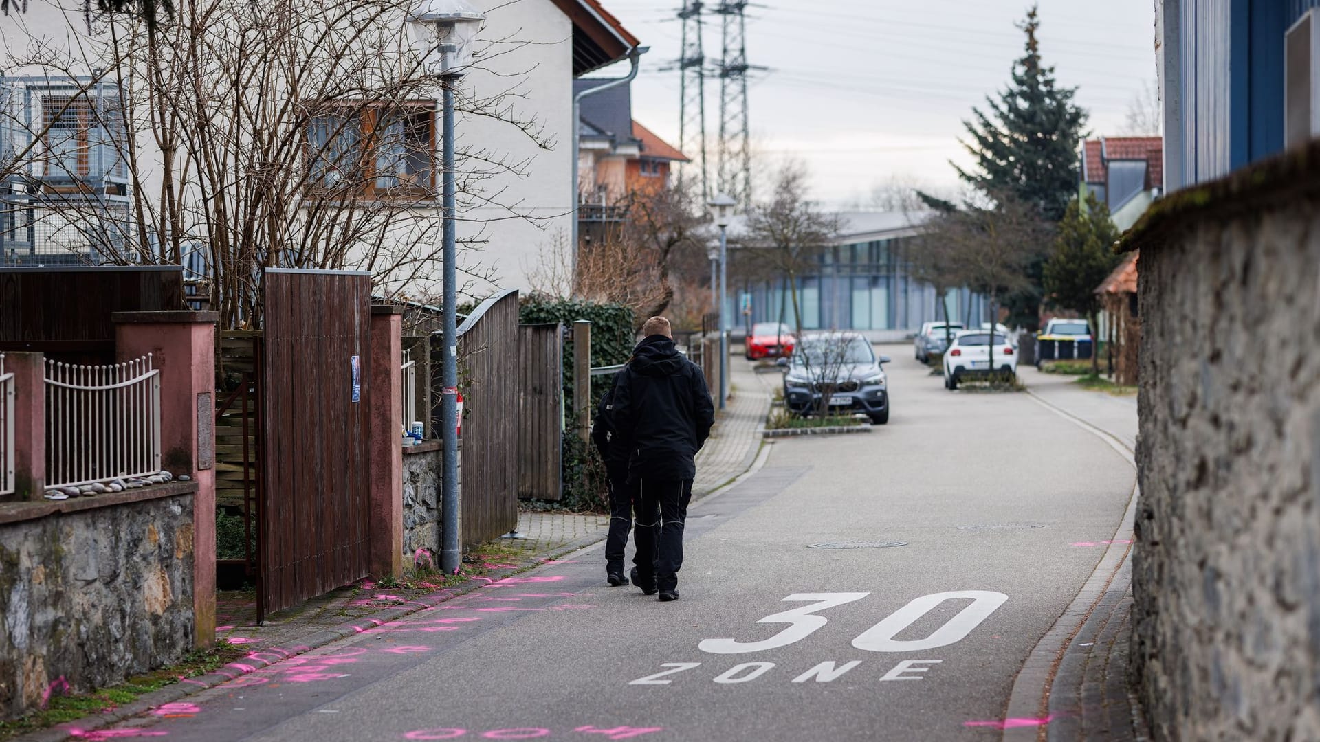 Mann bedroht Frau und Kind mit Waffe