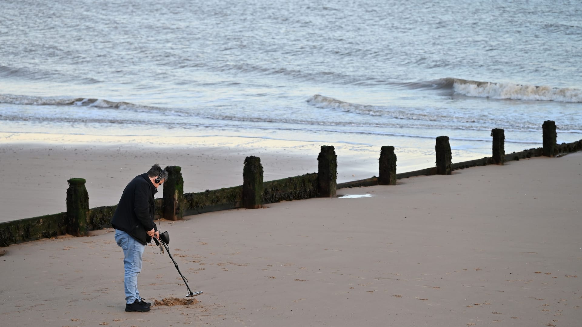 Sondeln mit dem Metalldetektor: Am Strand ist es in der Regel erlaubt.