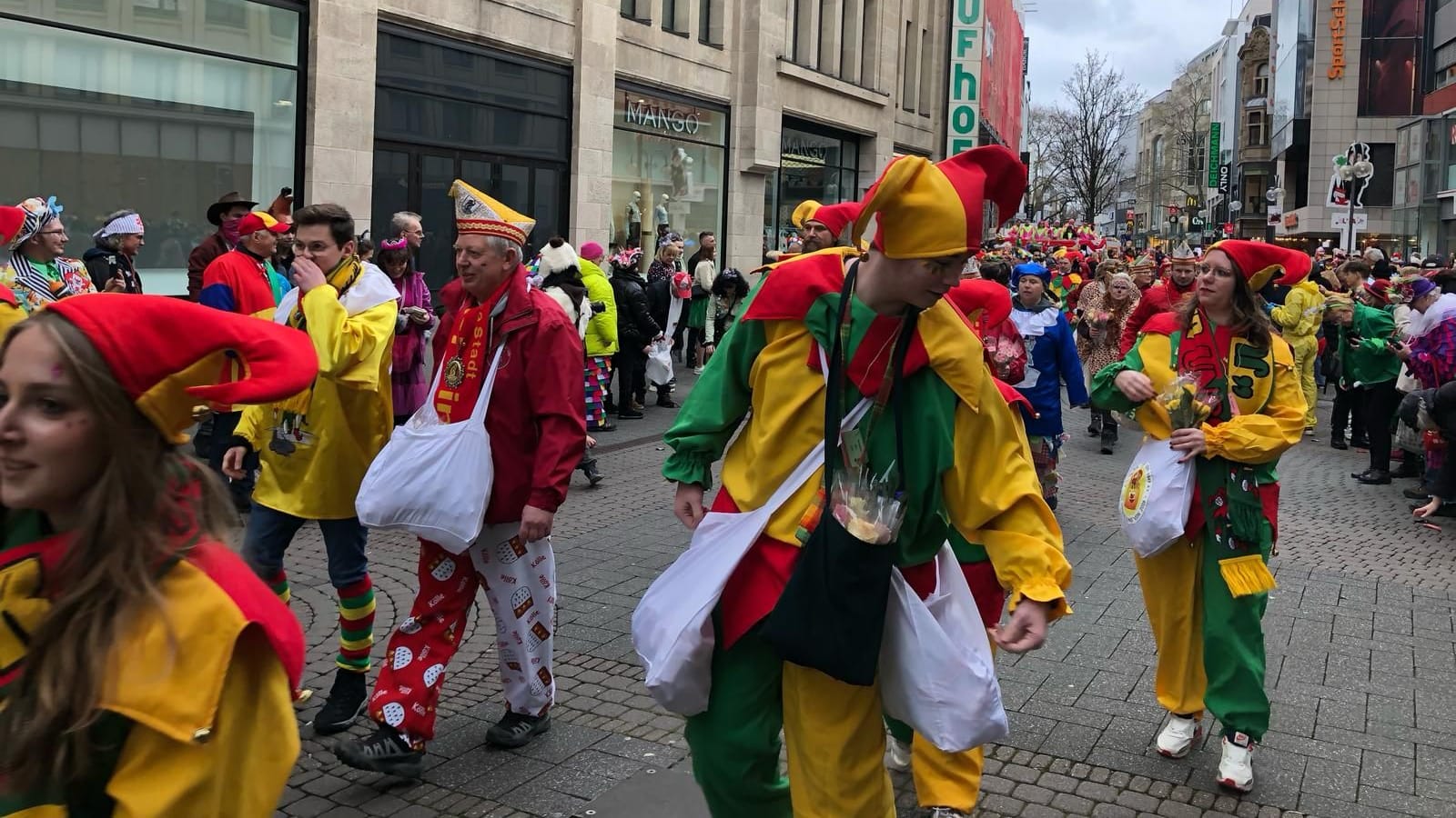 Auch Fußgruppen sind beim Zoch dabei.