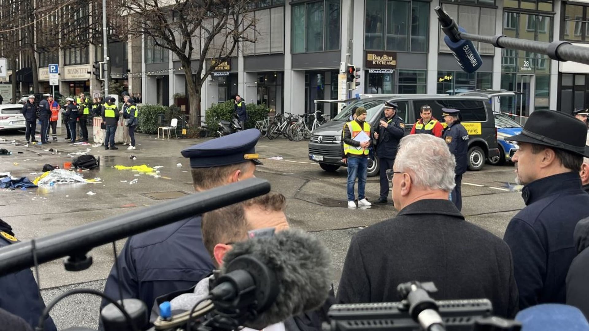 Auto in München in Menschengruppe gefahren