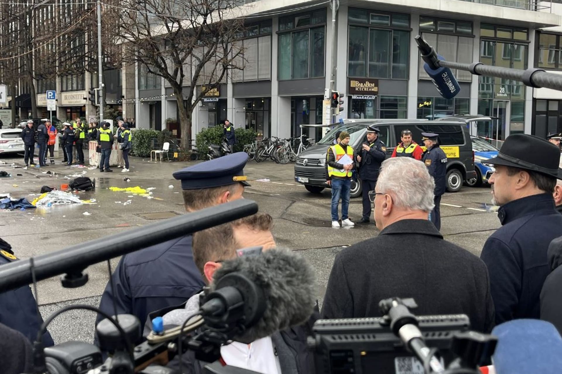 Auto in München in Menschengruppe gefahren