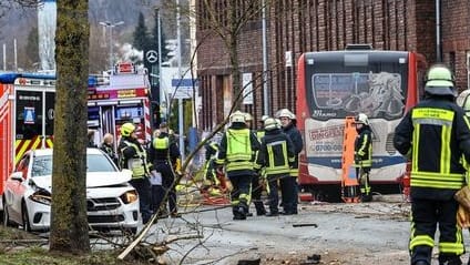 Die Unfallstelle: Die zwei lebensgefährlich Verletzten wurden in Kliniken geflogen.