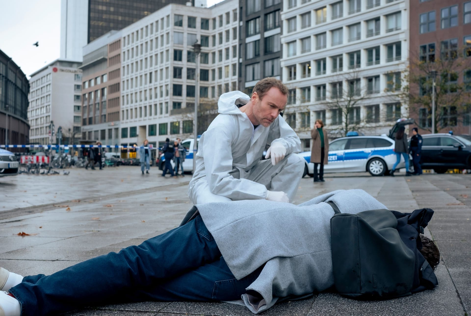 Ein Attentat mitten in Berlin: Robert Karow (Mark Waschke) betrachtet am Tatort die Leiche des ehemaligen Politikers Jürgen Weghorst (Philipp Lind).