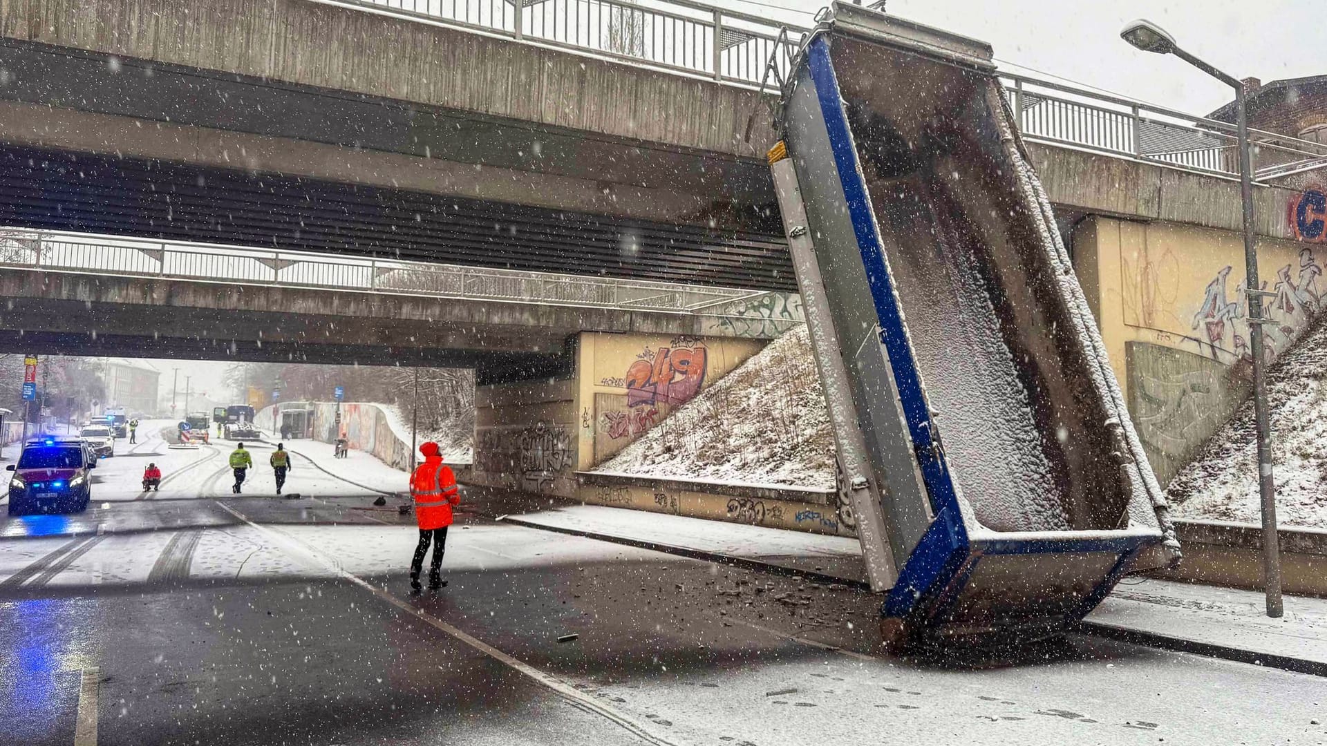 Lastwagen rammt Brücke in Leipzig