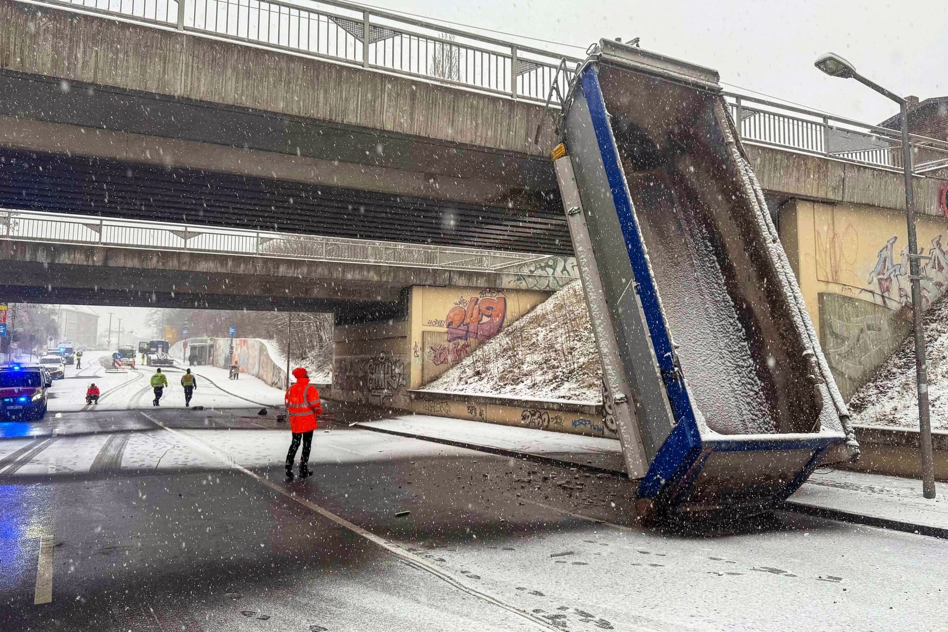 Lastwagen rammt Brücke in Leipzig