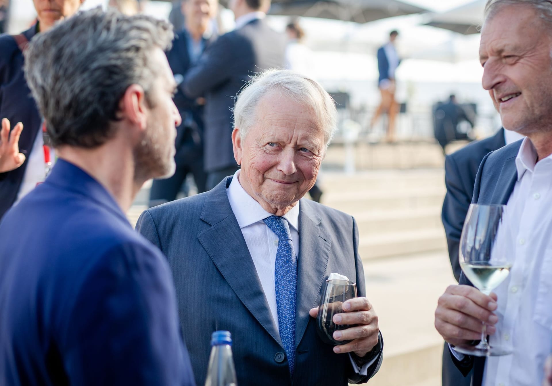 Aufsichtsratschef Wolfgang Porsche (Mitte) drängt auf Job-Abbau und Benzinmotoren.