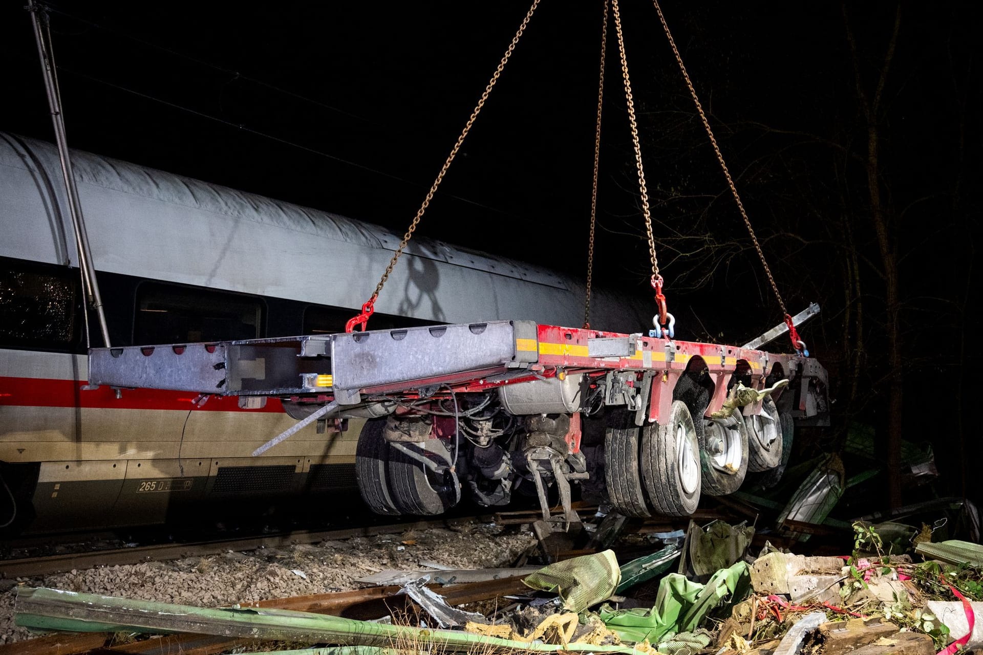 ICE stößt in Hamburg mit LKW zusammen