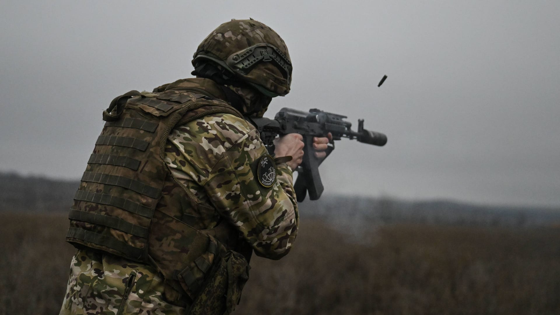 Ein russischer Soldat feuert aus einer Maschinenpistole (Symbolbild): Die EU-Staaten wollen an einem Friedensprozess im Ukraine-Krieg beteiligt werden.