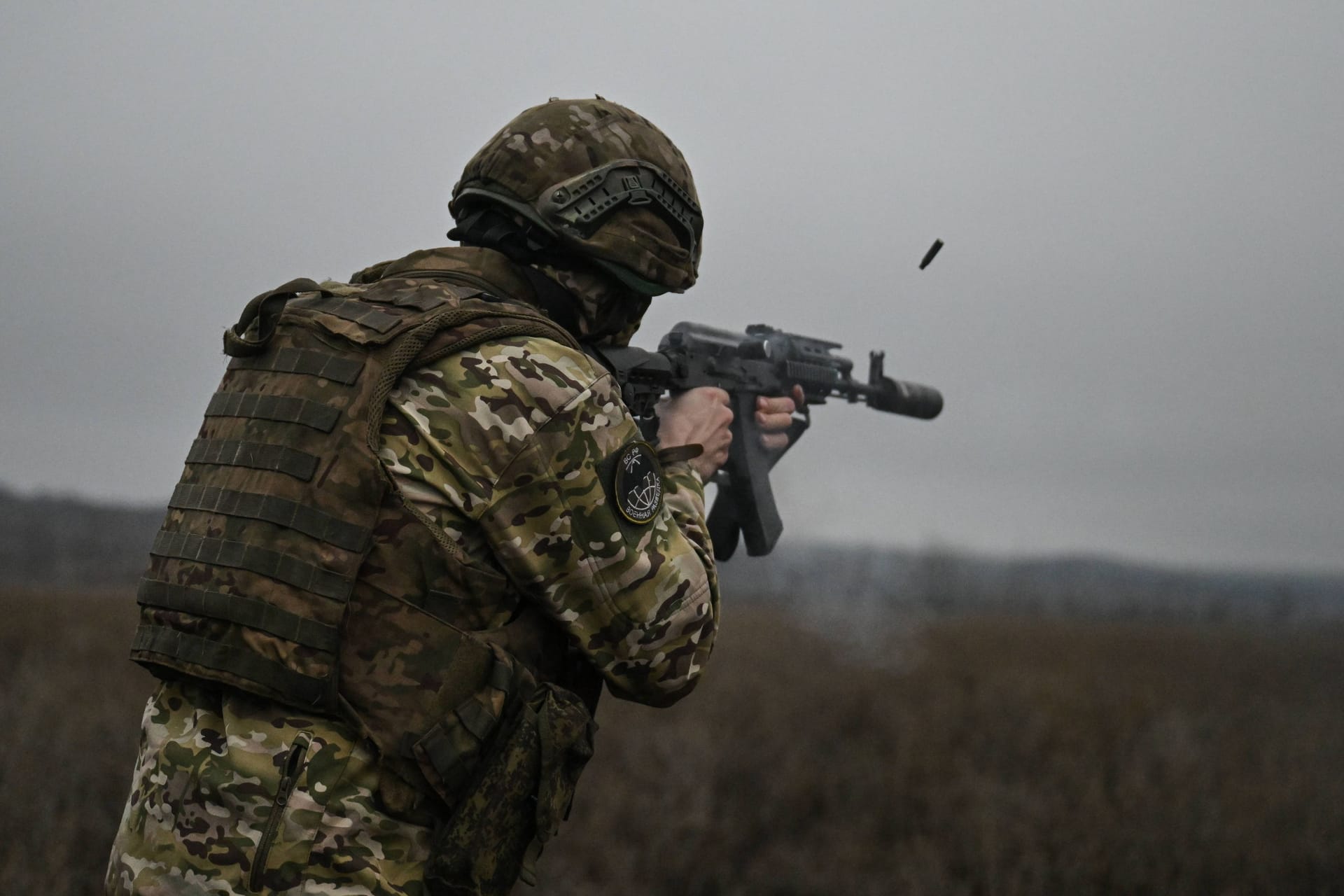 Ein russischer Soldat feuert aus einer Maschinenpistole (Symbolbild): Die EU-Staaten wollen an einem Friedensprozess im Ukraine-Krieg beteiligt werden.