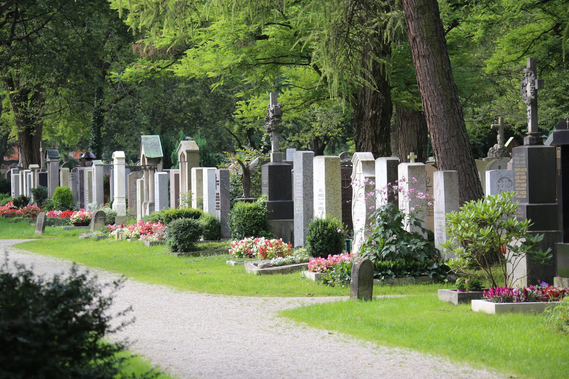 Der Friedhof in Sendling (Archivbild): Unter anderem dort wurden die Sticker entdeckt.