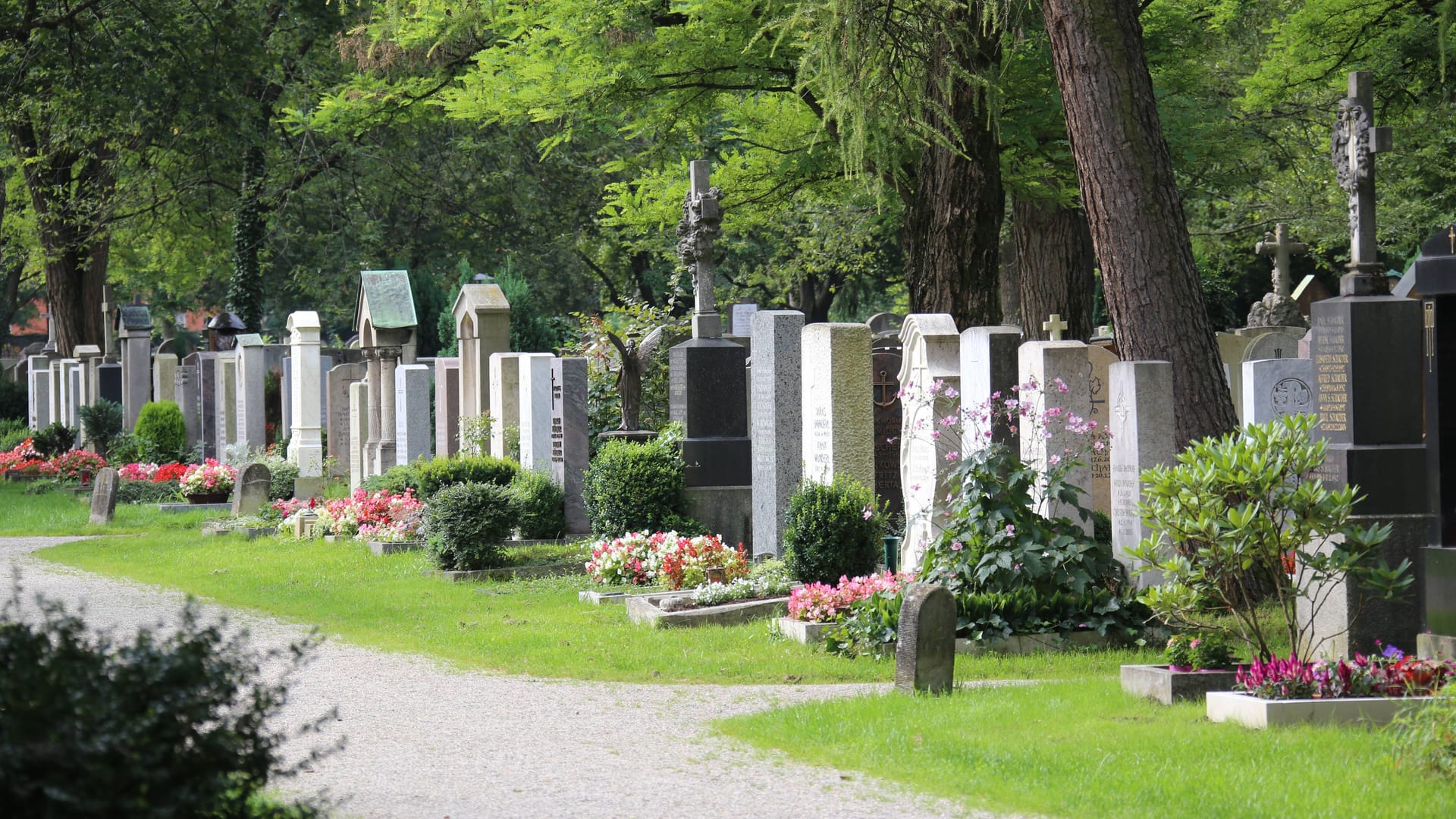 Der Friedhof in Sendling (Archivbild): Unter anderem dort wurden die Sticker entdeckt.