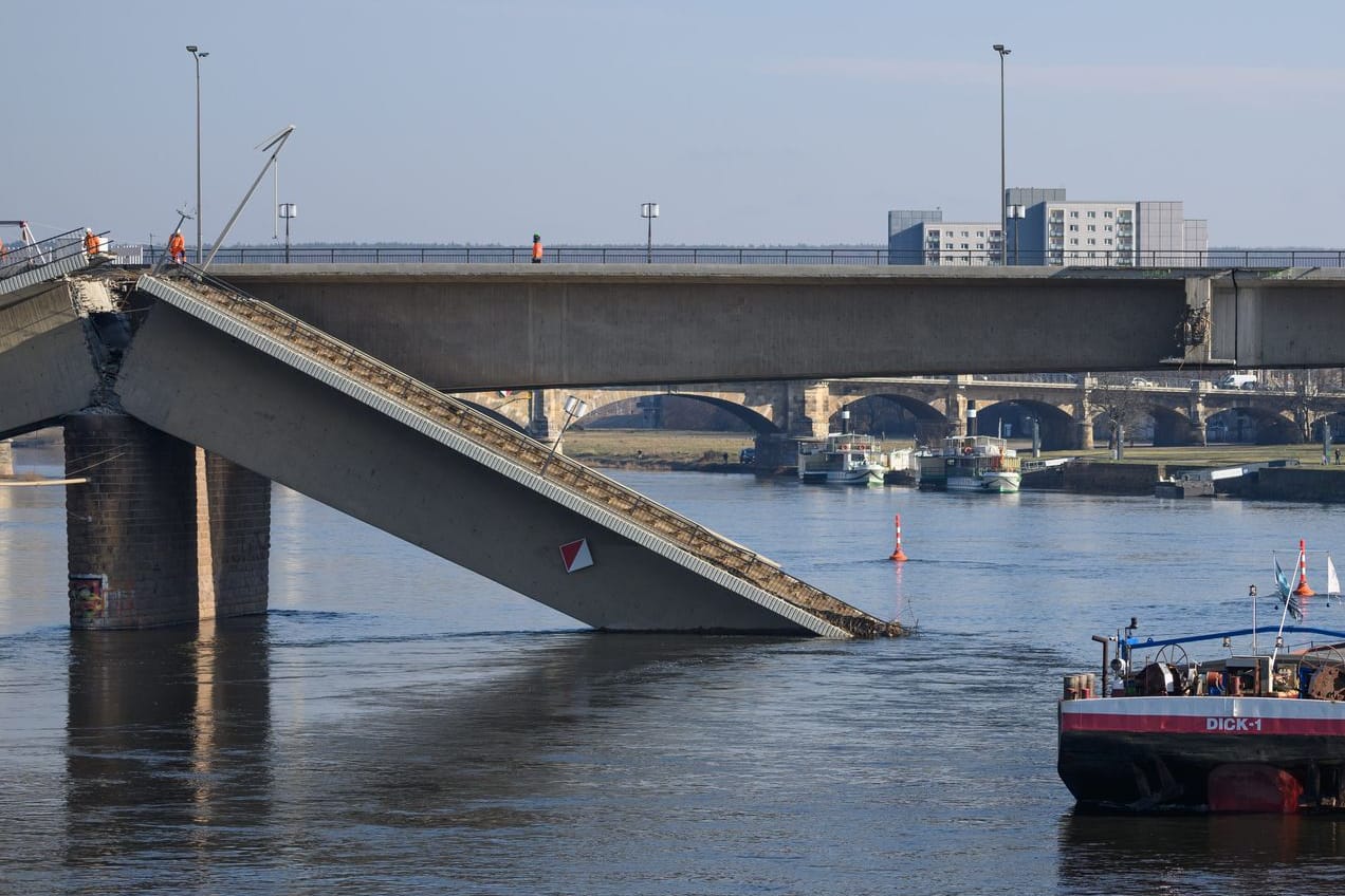 Durchfahrt von Frachtschiff unter der Carolabrücke in Dresden