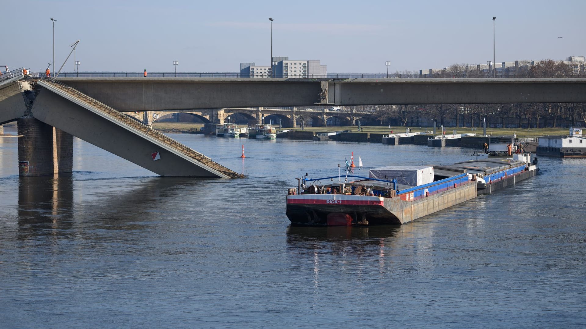 Durchfahrt von Frachtschiff unter der Carolabrücke in Dresden