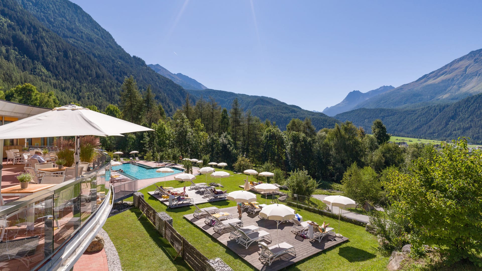 Auf der Terrasse und Liegewiese des Vivea Hotels Umhausen genießen Sie entspannte Stunden inmitten der Tiroler Bergwelt.