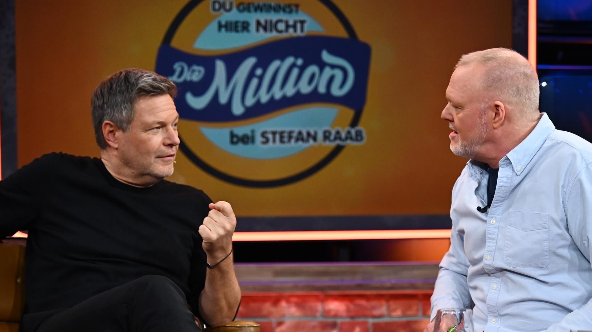 Grünen-Kanzlerkandidat Robert Habeck sitzt bei "Du gewinnst hier nicht die Million" von Entertainer Stefan Raab im Studio: Habeck war der erste Gast des Kölners nach dem Wechsel ins Free-TV von RTL.