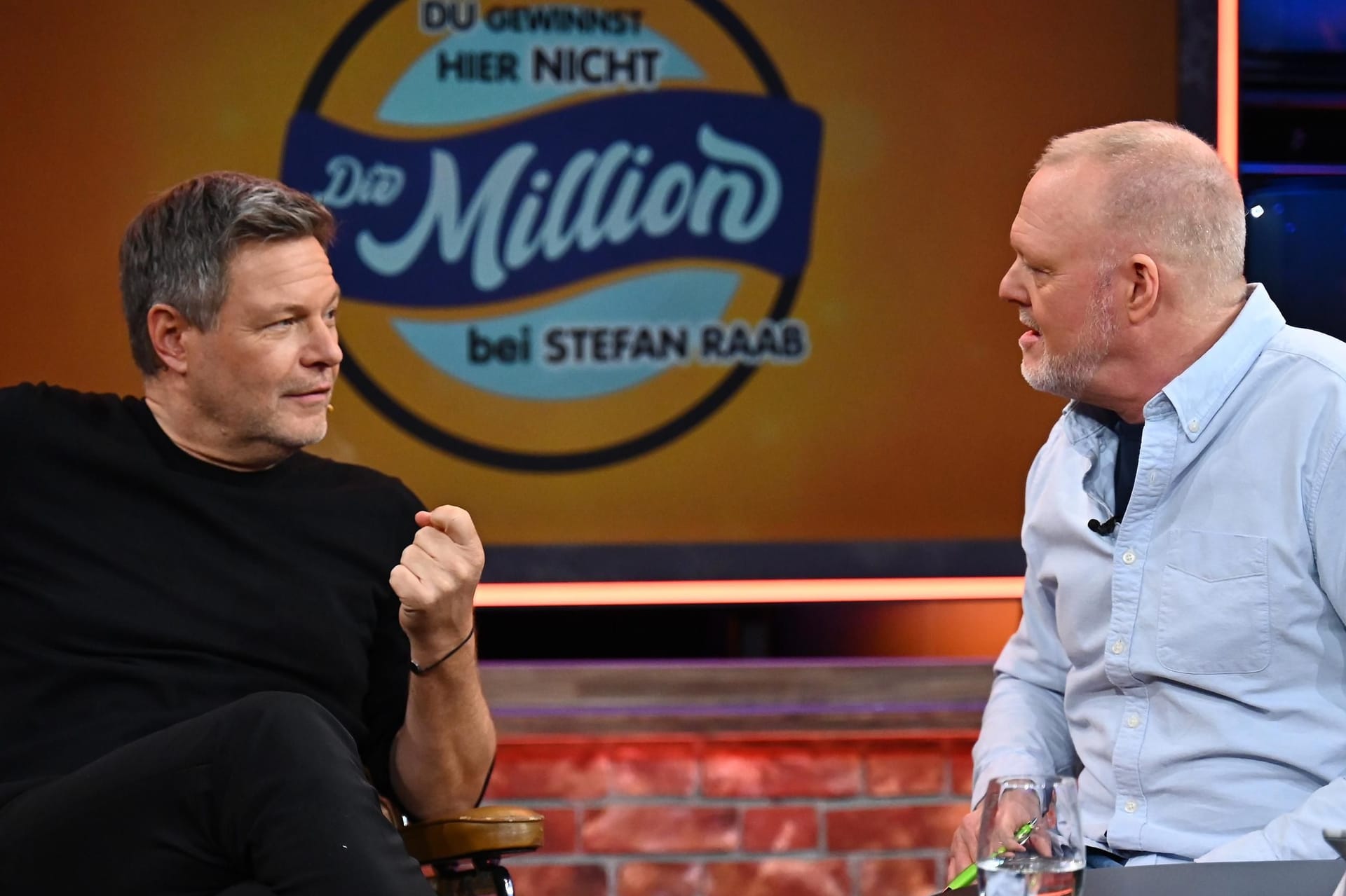 Grünen-Kanzlerkandidat Robert Habeck sitzt bei "Du gewinnst hier nicht die Million" von Entertainer Stefan Raab im Studio: Habeck war der erste Gast des Kölners nach dem Wechsel ins Free-TV von RTL.