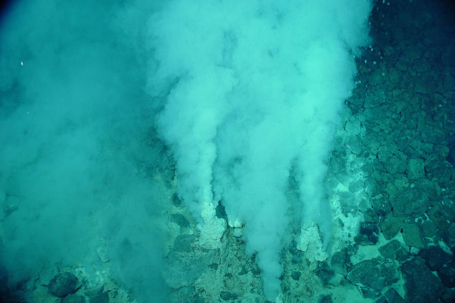 Weiße Raucher (Symbolfoto): Die Suche nach Hydrothermalquellen gestaltet sich für Forscher meist schwierig.