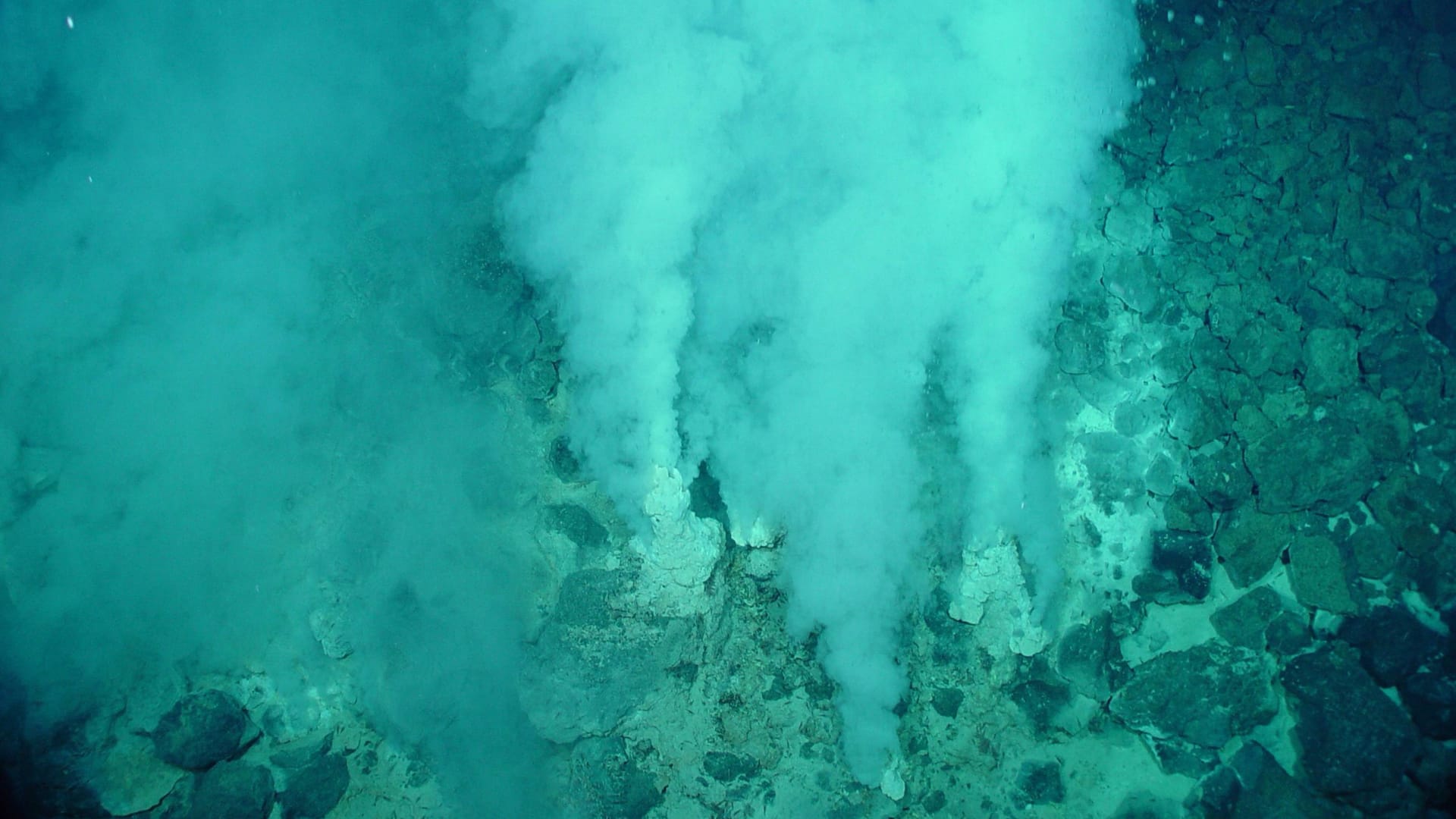 Weiße Raucher (Symbolfoto): Die Suche nach Hydrothermalquellen gestaltet sich für Forscher meist schwierig.