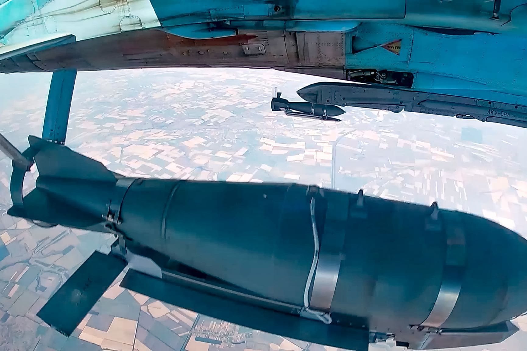Ein russischer Kampfjet wirft Bomben über der Ukraine ab.