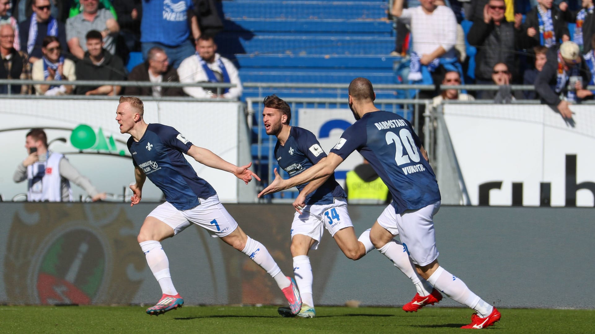 Isac Lidbergs (l.) Rückkehr tut Darmstadt 98 merklich gut.